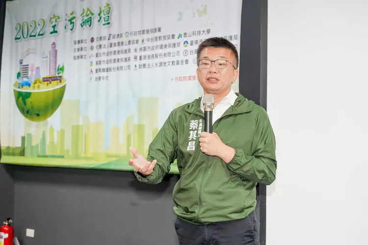 蔡其昌今年9月出席空污論壇，批評盧秀燕任內台中空品排名不進反退。蔡其昌競總提供