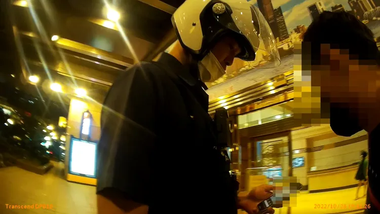 呂姓男子遭警方攔下盤查時，一度佯裝肚子痛，央求警方先讓他去上廁所。讀者提供