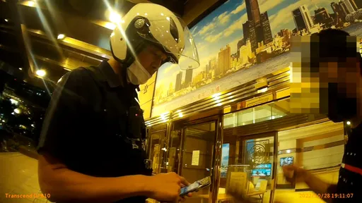 女友騎車來餵食 然後男友下樓就被抓了!愛情悲劇從違停開始