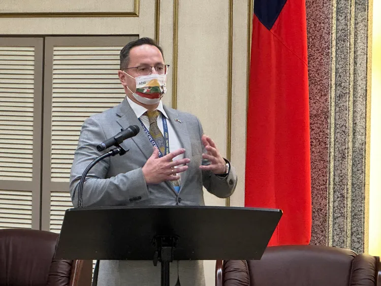 帕維里歐尼斯致詞時表示，民主台灣比大家想像的更為強大。潘袁詩羽攝