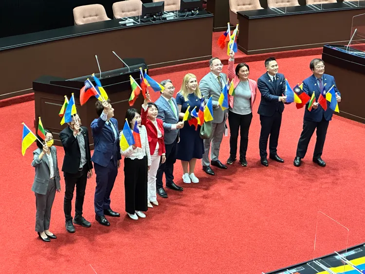 帕維里歐尼斯和盧狄克25日到立法院議場參觀，朝野各黨立委到場歡迎，所有人手持立陶宛、烏克蘭、中華民國國旗，笑談間不忘讚台民主。潘袁詩羽攝