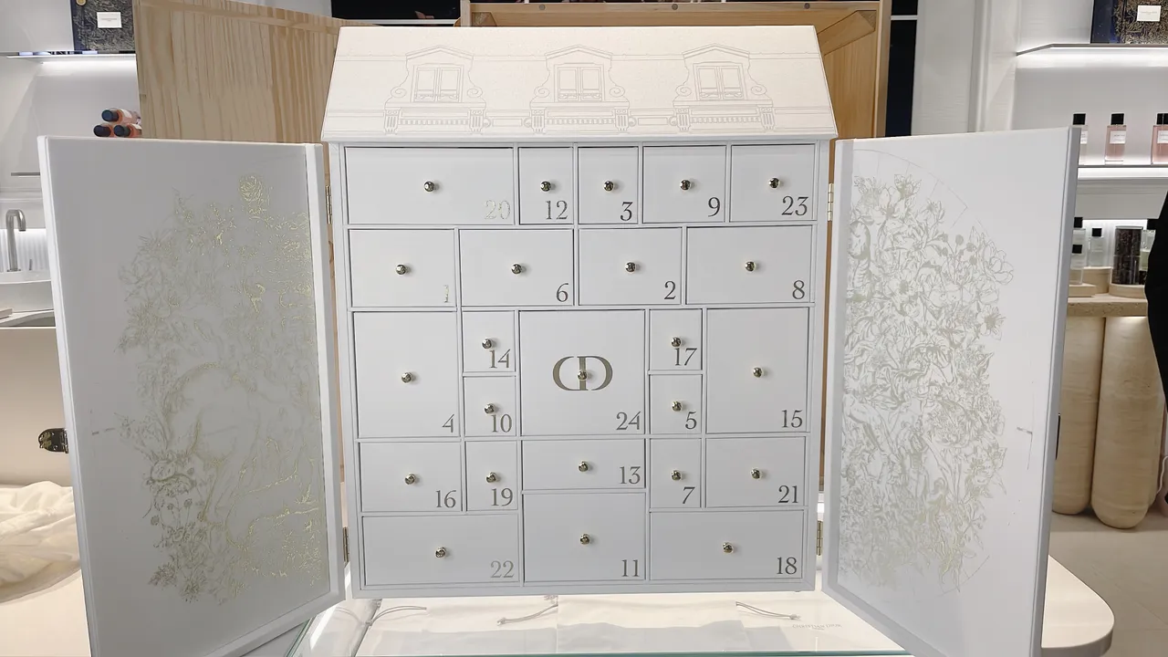 Dior香氛世家系列2022限量聖誕倒數月曆,以木頭打造而成。張家玲攝
