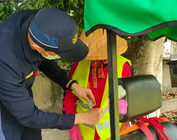 警方替長輩進行交通安全宣導。鳳林分局提供