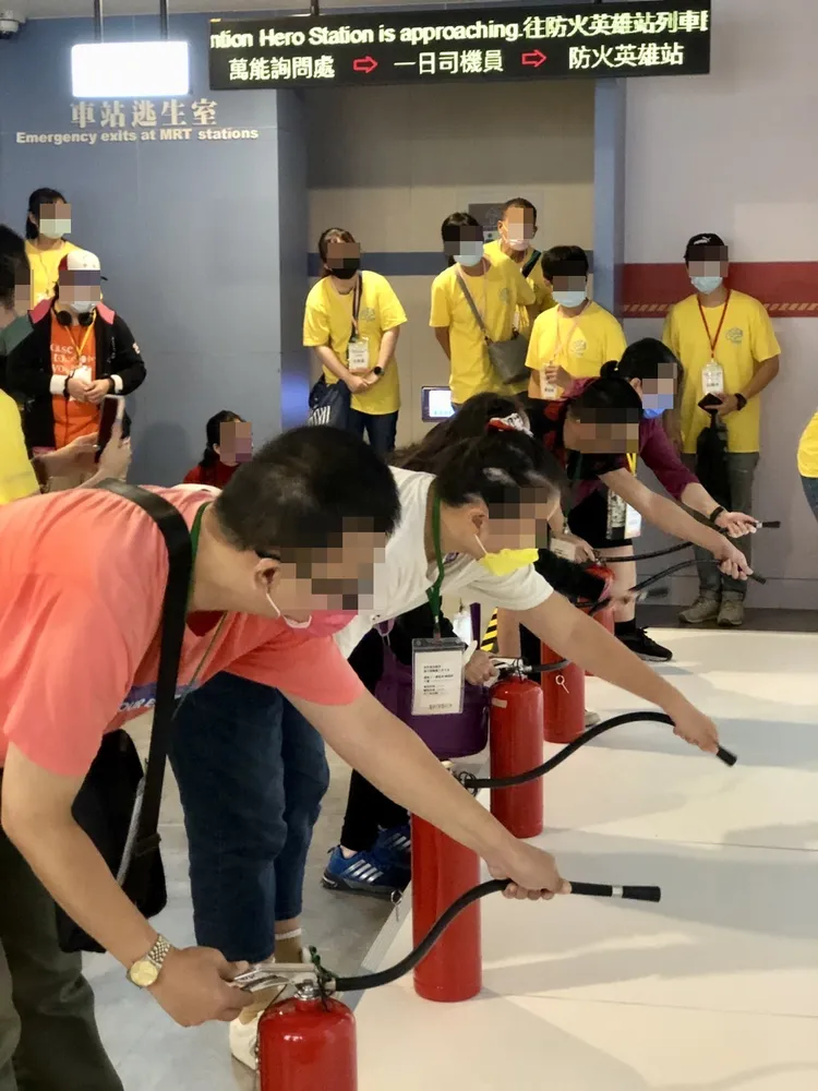 精障患者學習使用滅火器。台灣社會心理復健協會提供