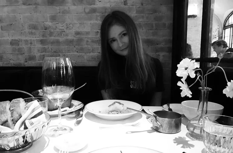 她曾在用假名設的IG分享在高級餐廳用餐的照片。翻攝theannadelvey IG