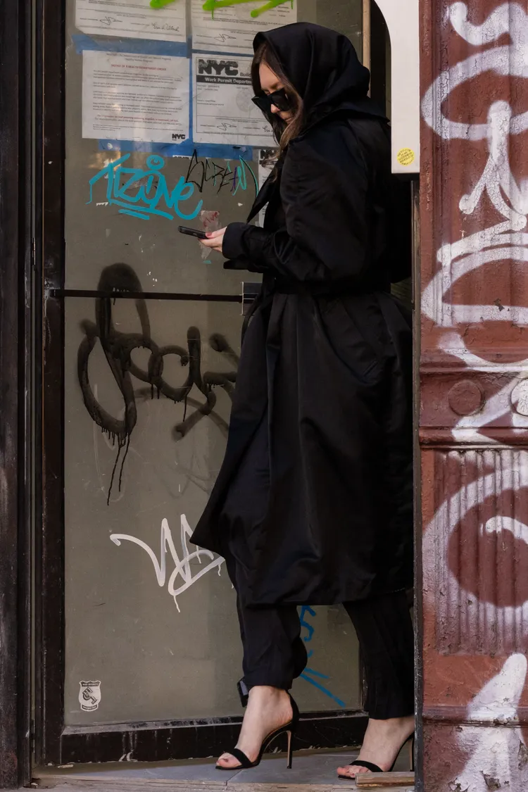 安娜被拍到離開公寓，穿著長褲仍可看出戴在右腳的電子腳鐐形狀。法新社