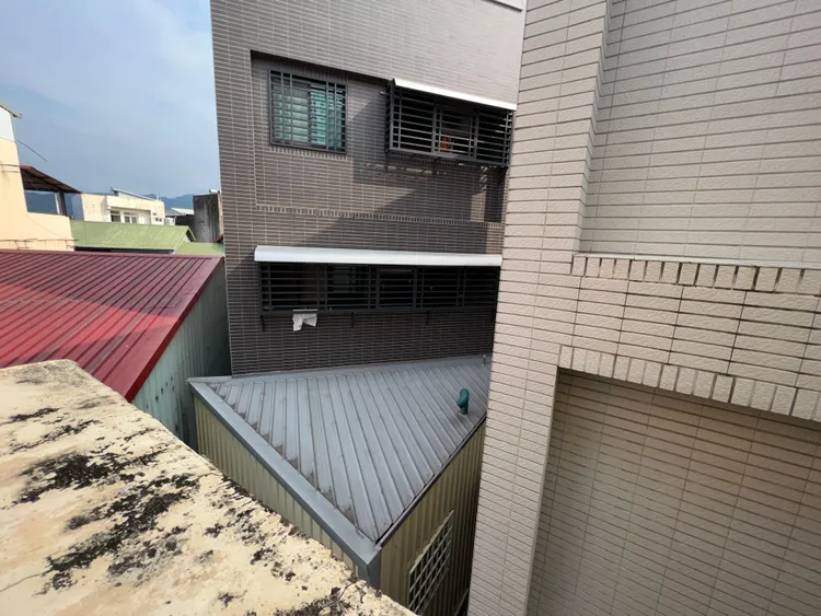 從此角度觀看，鐵皮違建在空地上蓋好蓋滿，與鄰近房屋幾乎沒有空間。田兆緯攝