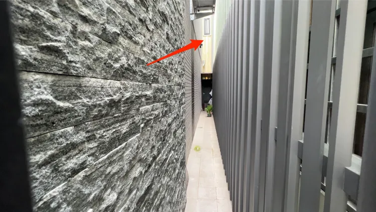 原本留有的通道及空間，被屋主加蓋違建，且蓋好蓋滿，讓人擔憂日後不利救災。田兆緯攝