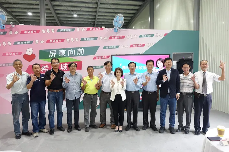 周春米與縣政顧問團隊發表政策白皮書。羅琦文攝