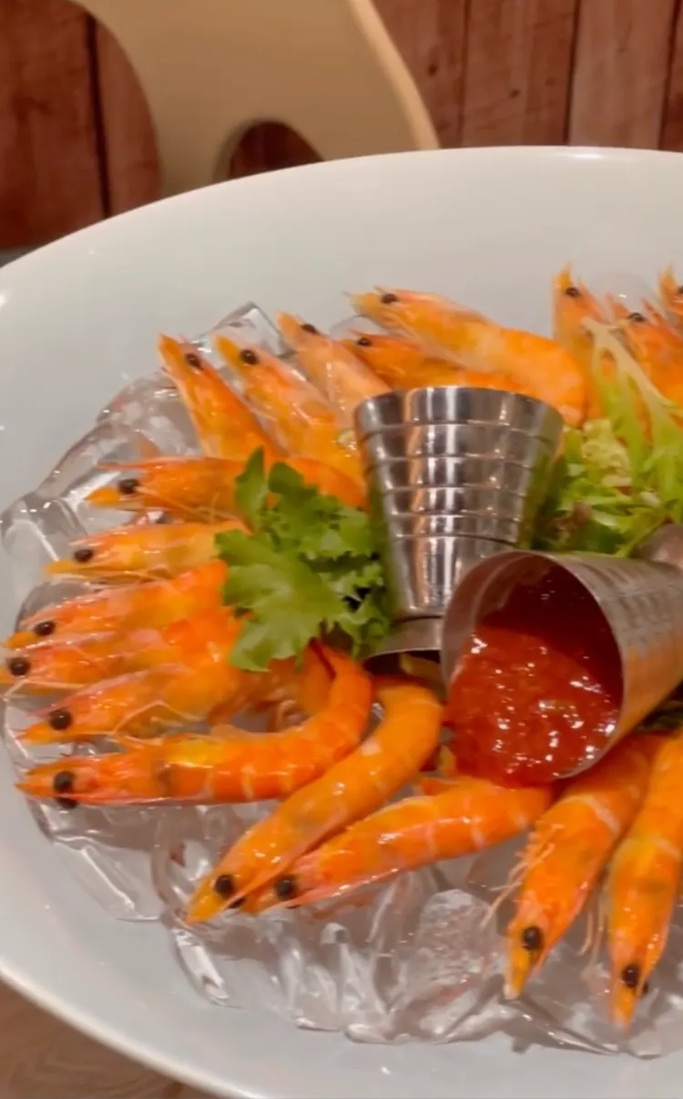 餐廳推出壽星送蝦活動。