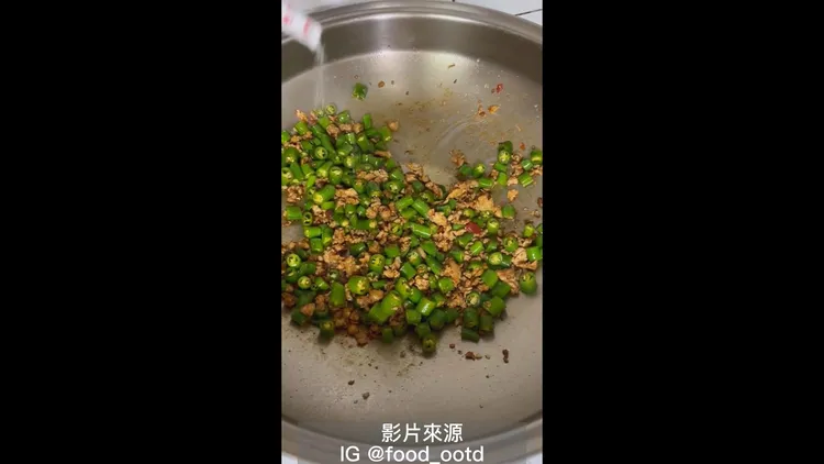 先將糯米椒切碎與絞肉拌炒。