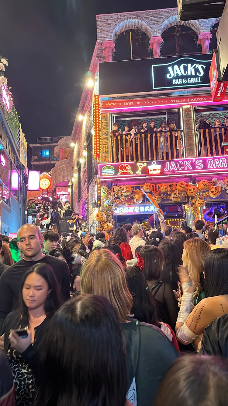 梨泰院踩踏事發前人潮。路透社