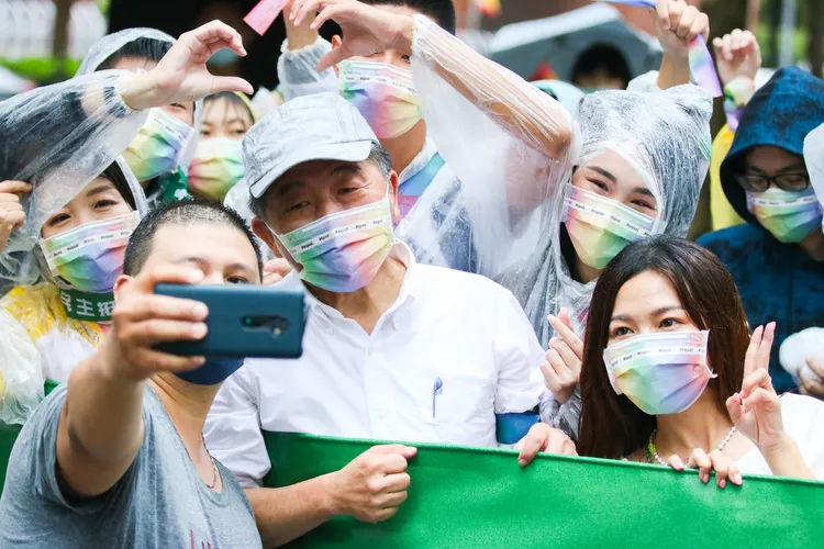 支持者拿手機和陳時中自拍。賴昀岫攝