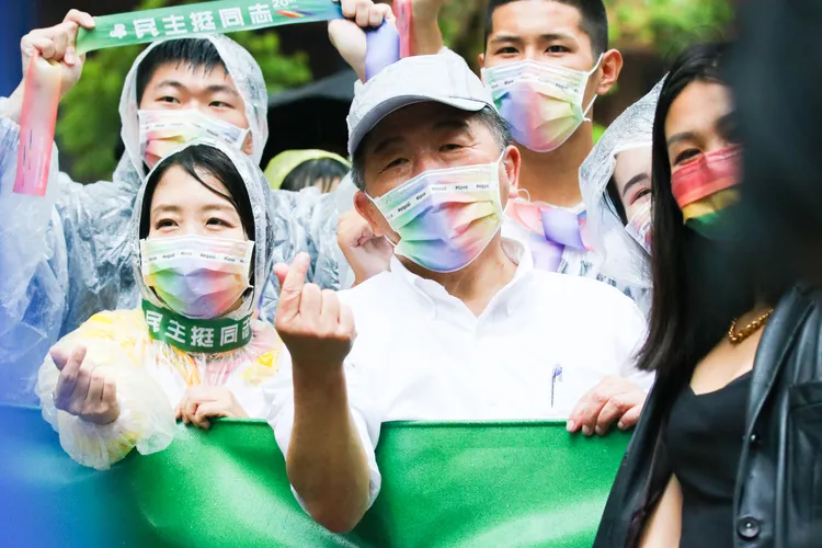 陳時中和支持者一起比「手指愛心」。賴昀岫攝