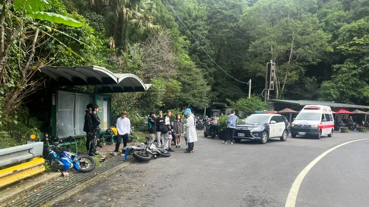 救護人員獲報趕抵將蔡男送醫。新店警分局提供