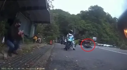 北宜耍帥壓車過彎失控犁田 18歲男騎士慘摔還撞上路旁車友