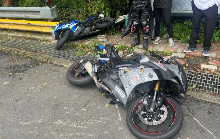 蔡男騎乘的機車(灰色)將李男的機車撞飛。新店警分局提供