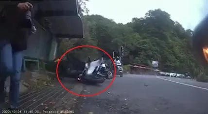 蔡男機車與李機車撞成一團。翻攝自臉書社團「重機車友 ❘ 各區路況天氣、資訊分享中心」