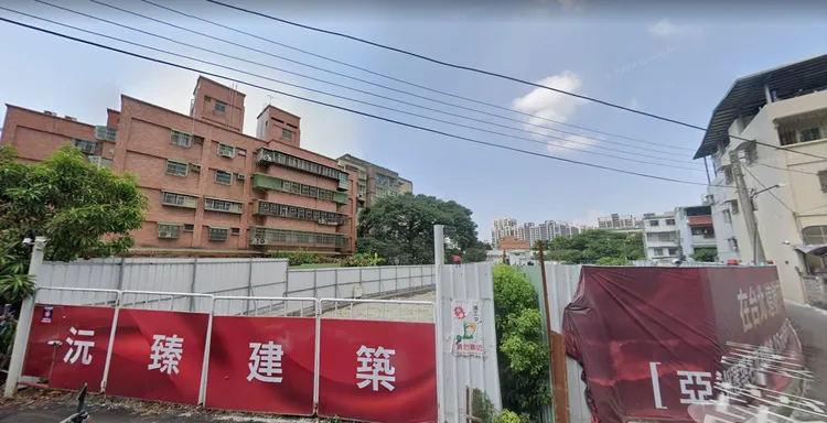 該案鄰近秀泰影城，原本要蓋14層古典美學大樓。翻攝畫面