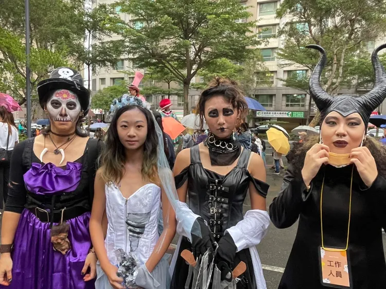 民眾以各式打扮參加林口萬聖節遊行活動。蔡淑君競辦提供