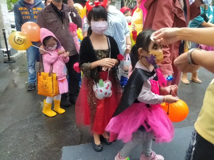 萬聖節遊行隊伍，從運動公園出發，經過19個商家「搗蛋要糖吃」，業者們不敢怠慢，紛紛端出糖果、食物在門口，應付這些調皮小鬼，場面相當融洽開心。蔡淑君競辦提供