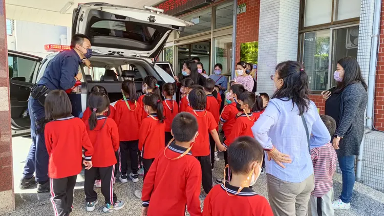 小朋友參觀警車。警方提供