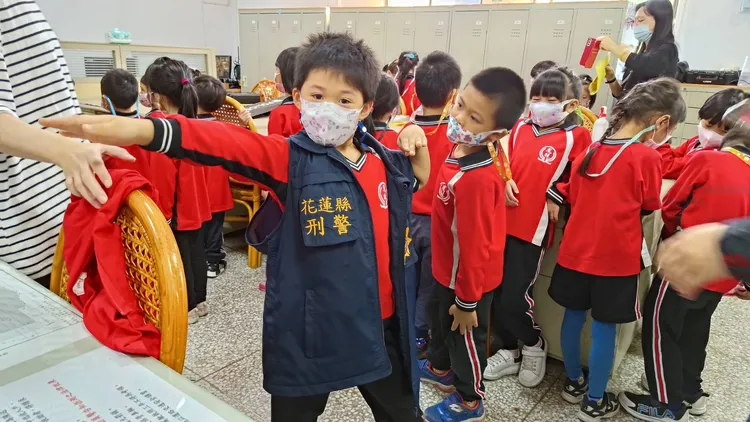 穿刑警背心也好帥。警方提供