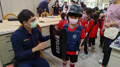 花蓮萌孩扮成小小波麗士　「我長大也要當警察！」　