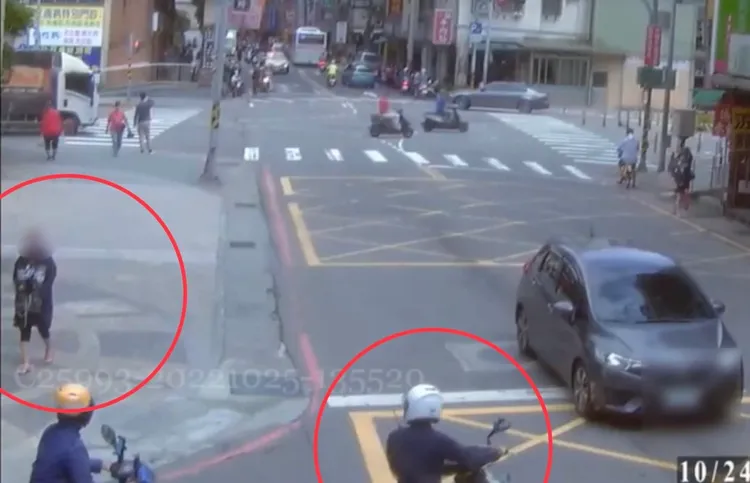 巡邏警員騎機車經過陳姓通緝犯身旁，立刻注意到她一身紫色打扮，並認出她的身分。翻攝畫面