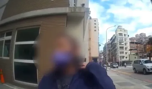 全身紫色裝扮超醒目　女通緝犯路邊被警認出遭逮歸案