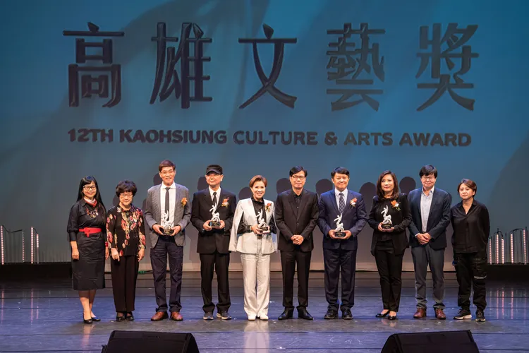 陳其邁市長與得獎者及評審團合影。文化局提供