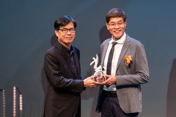 高雄文藝獎得主中華民國台灣南部美術協會代表李學富理事長。文化局提供