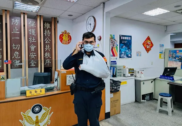 攔查警員遭撞後，左手無名指骨裂，打石膏固定。警方提供