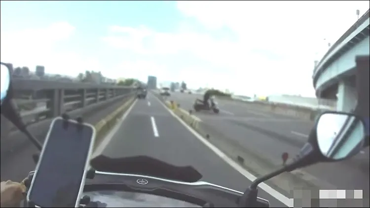 楊男在機車道逆向，並從分隔島鑽入快車道內逃逸。警方提供