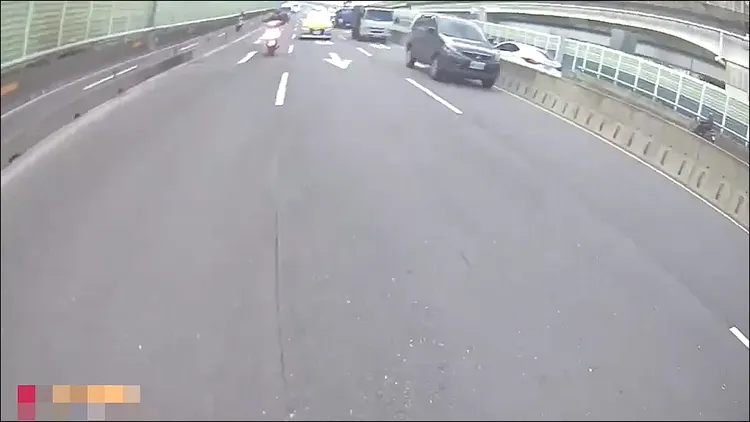 楊男回頭騎乘快車道衝過警方攔查。警方提供