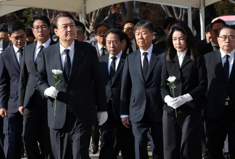 尹錫悅夫婦31日率官員獻花上香。路透社