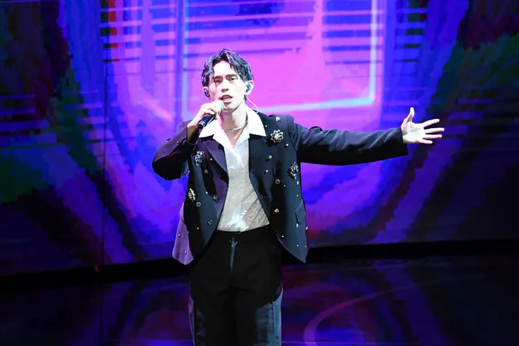 《聲林之王》柏霖站上金鐘舞台獻唱。三立提供