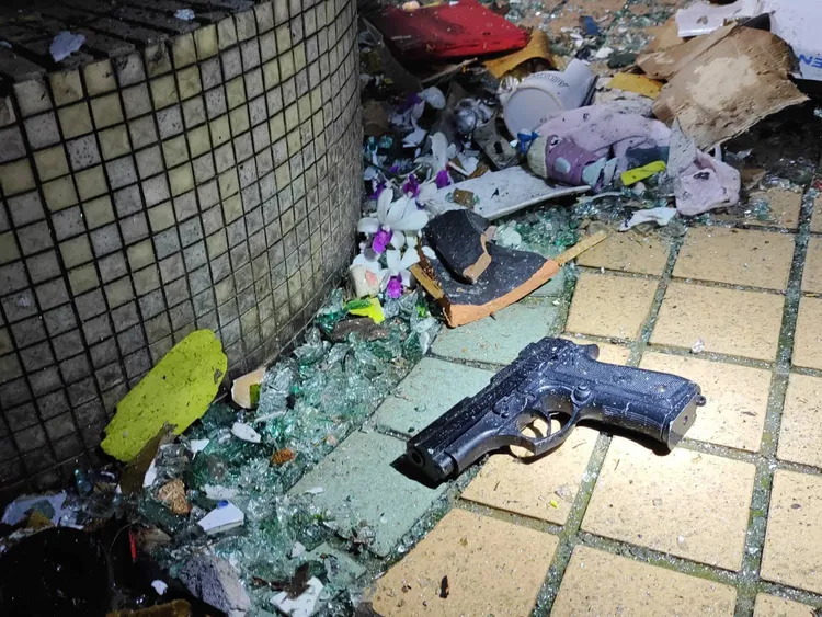 警方在花圃發現改造手槍一把。警方提供