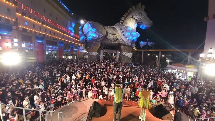 義大遊樂世界10月每周六都有「萬聖音樂夜」可一邊看樂團演唱，同時暢玩樂園遊。觀光局提供