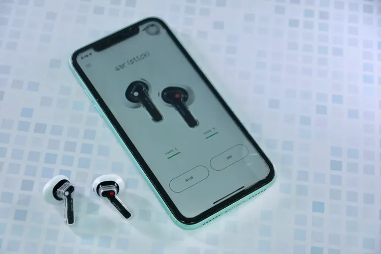 透過專屬透過 Nothing X 應用程式，可自訂左右耳機手勢控制。陳志淵攝