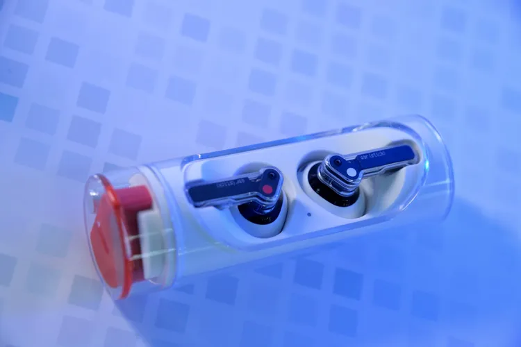 充電盒採透明口紅圓筒造型更可隨意任你玩轉。陳志淵攝