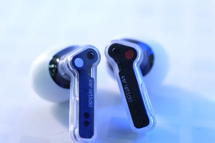 紅色點耳機戴在右耳，白點耳機戴左耳。陳志淵攝