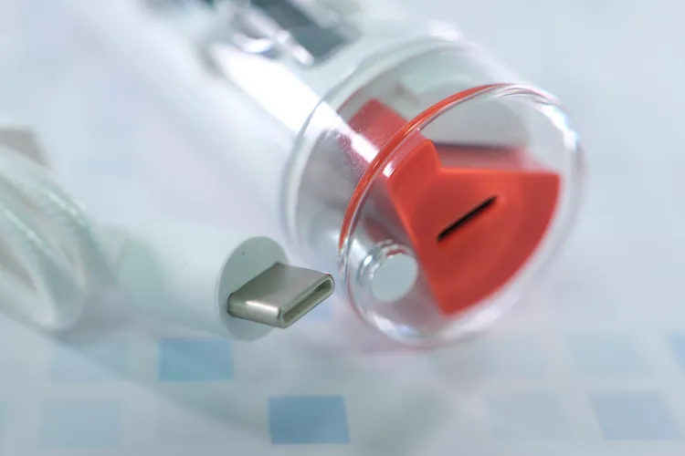 充電盒上USB Type C充電處一抺紅更增添時尚感。陳志淵攝