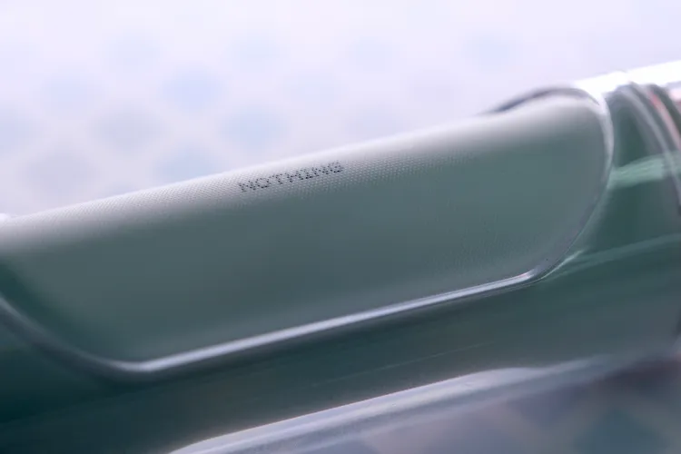 充電盒上「NOTHING」品牌字樣。陳志淵攝