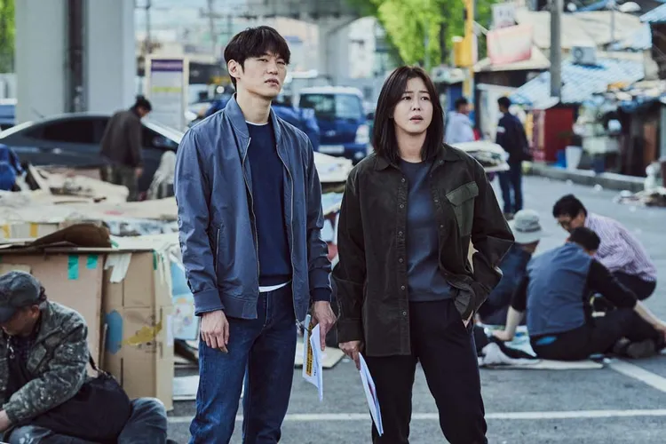 景收真（右）、李學周追查真相幫李星民洗冤，2人有不少對手戲。Disney+提供