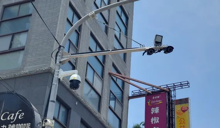 宜蘭縣共有10處路段將實施科技執法，除地一處「宜蘭市舊城南路、神農路、中山路口」於8月中旬上路外，其餘9處將在11月1日正式上路執法。警方提供