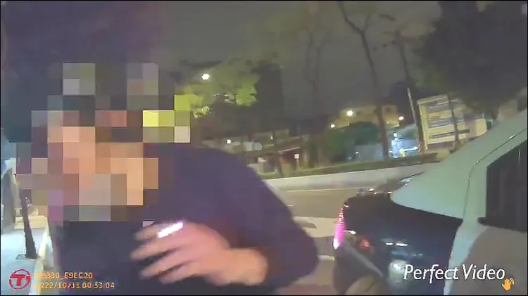 陳男遭攔查時，還點著菸故作輕鬆，但卻企圖掩飾通緝身分。警方提供