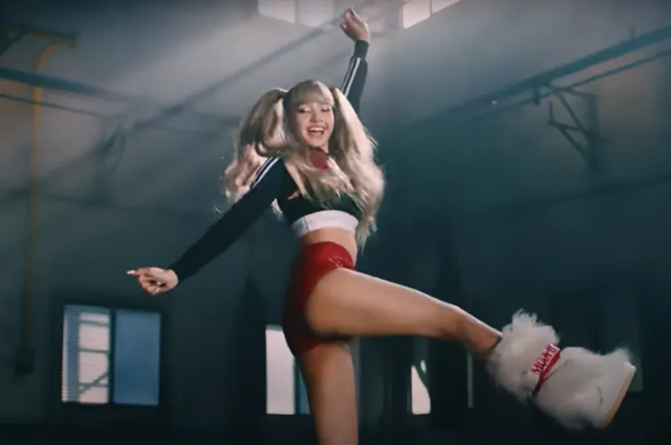 Lisa去年推出單曲《Money》的造型。翻攝BLACKPINK YouTube