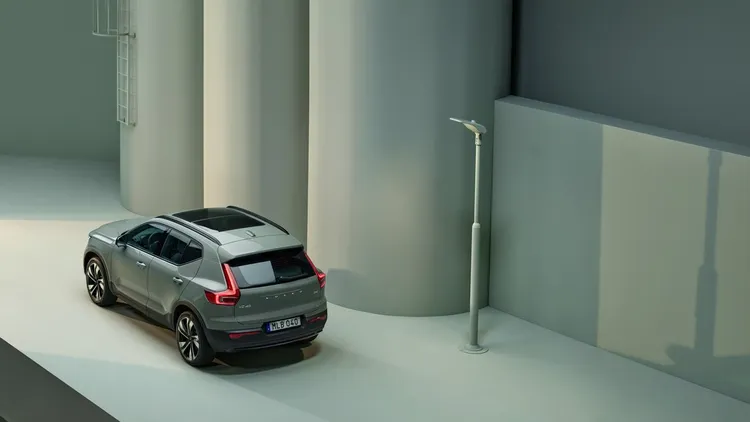XC40 Recharge單馬達車型，可輸出231hp/33.7kgm的動力，0-100km/h加速7.4秒可完成。原廠照片