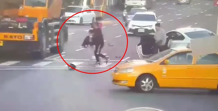 許男與張姓女友逃離現場。翻攝畫面